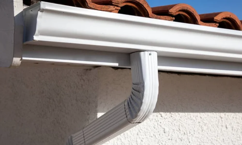 depositphotos_694696114-stock-photo-aluminum-white-gutter-metal-rainwater