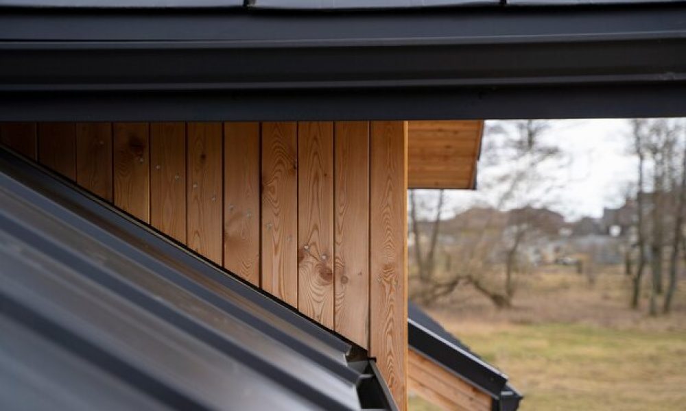 hermoso-techo-edificio-madera_23-2149343649